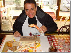 Ramon Durães apreciando o caranguejo Alaskan king crab no The Crab Pont em Seattle 2009 nos EUA